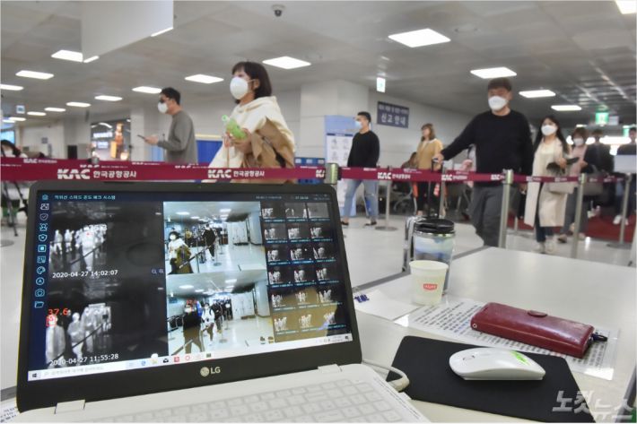 제주공항에 발열 감지기가 설치돼 관광객들의 발열 여부를 체크하고 있다. (자료사진)
