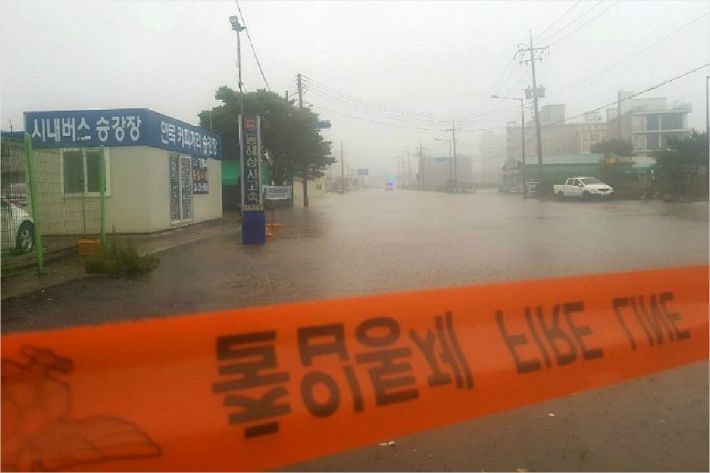 폭우로 침수된 강릉시 도로. (사진=연합뉴스 제공)
