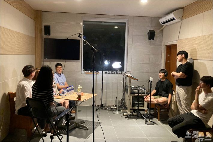 강릉하모니커뮤니티는 5,6월 2개월간 온라인 방송 '공감스튜디오'를 운영하면서 지역 청년,학생들과의 소통창구를 만들었다.(사진=강릉하모니커뮤니티제공)