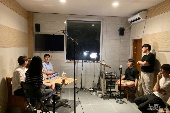 강릉하모니커뮤니티는 5,6월 2개월간 온라인 방송 '공감스튜디오'를 운영하면서 지역 청년,학생들과의 소통창구를 만들었다.(사진=강릉하모니커뮤니티제공)