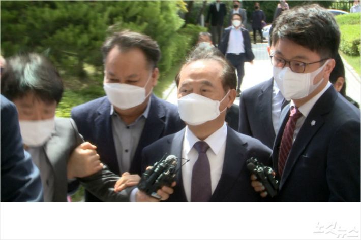 오거돈 전 부산시장이 구속 전 피의자 심문(영장실질심사)을 위해 부산지방법원에 출석하고 있는 모습. (사진=신준영 VJ)