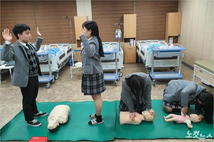 심폐소생술 실습을 하고 있는 중문고등학교 학생들(사진=자료사진)