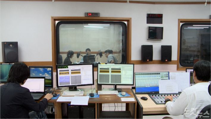 지난 29일, 부산CBS에서 코로나19 극복을 위한 특집 라디오 기도회가 진행되고 있다. 