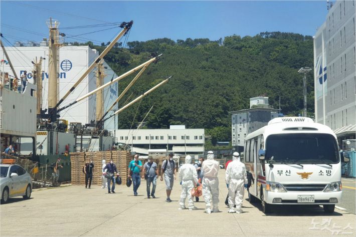 부산 감천항에 정박해 있는 한국 국적 원양어선 607영진호 선장이 코로나19 확진 판정을 받은 데 이어 이 배와 관련된 선원 등 3명이 추가로 확진 판정을 받았다. (사진=부산소방재난본부 제공)