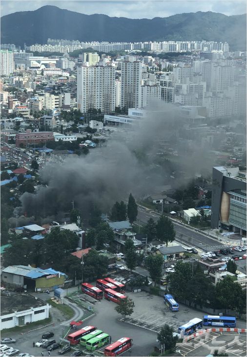 13일 오전 대전역 인근 한 주택에서 불이 났다.(사진=독자 제공)