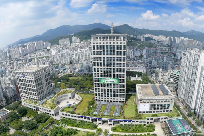 부산시는 9월부터 '조상 땅 찾기 QR코드 토지정보검색 제공'서비스를 시행한다. (사진제공=부산시청)