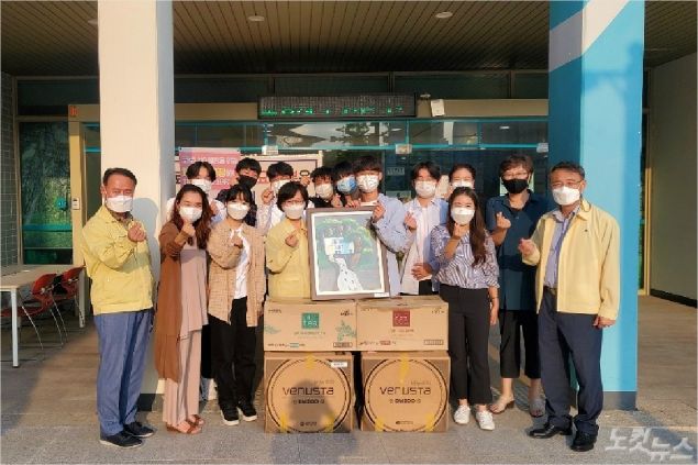 한동글로벌학교 학생들이 북구 보건소 직원들에게 커피머신과 포스터를 전달했다. (사진제공=한동글로벌학교)