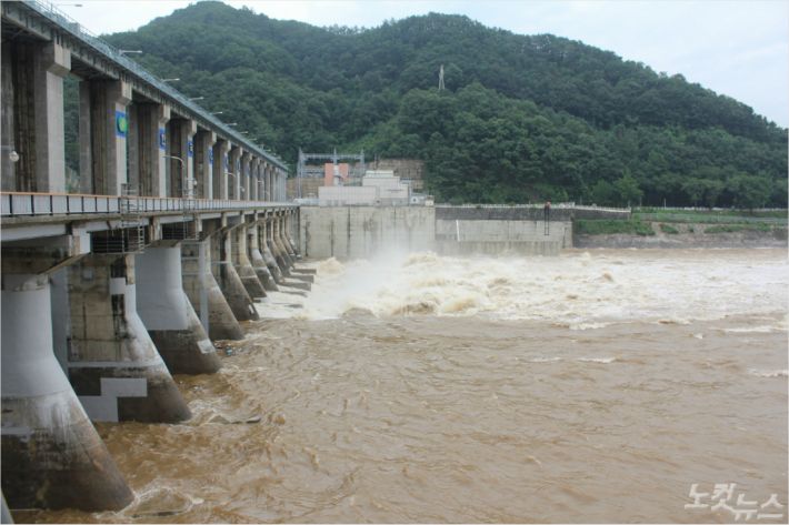 8월 6일 5명이 숨지고 1명이 실종된 선박 전복 사고가 발생한 의암댐 전경.(사진=박정민 기자)