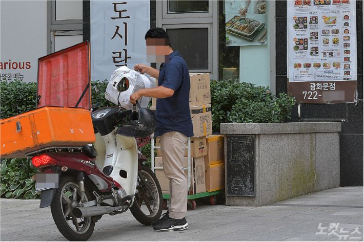 코로나19 재확산으로 외식이 어려워지면서 도시락 업체를 찾는 소비자가 늘고 있는 가운데 25일 서울 시내의 한 도시락전문점에서 도시락이 배달되고 있다.(사진=자료사진)