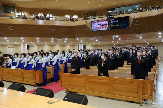 포항중앙교회는 11일 창립 73주년 기념 항존직 임직 및 명예 추대예식을 개최했다. (사진=포항CBS)