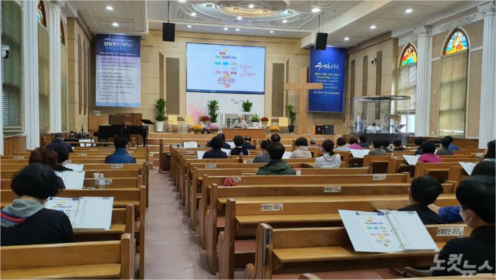 지난 14일, 수정동성결교회에서 진행된 복음세미나에서 조관호 목사가 강의를 진행하고 있다.
