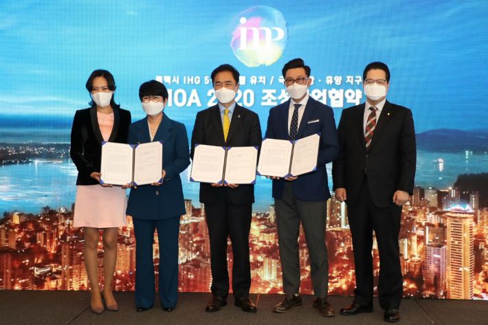 정장선 평택시장(가운데)이 15일 인터콘티넨털 호텔그룹(IHG), ㈜세라핌디벨롭먼트 등과 5성급 관광호텔 건립을 위한 합의각서(MOA)를 체결한 후 기념 촬영을 하고 있다.(사진=평택시청 제공)