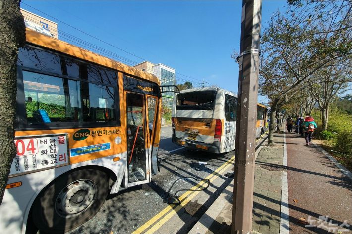 20일 오전 10시5분쯤  울산 동구 서부동 남목고등학교 인근 버스정류소 앞에서 104번 시내버스가 정차 중이던 123번 시내버스를 추돌했다.(사진 = 울산소방본부 제공) 