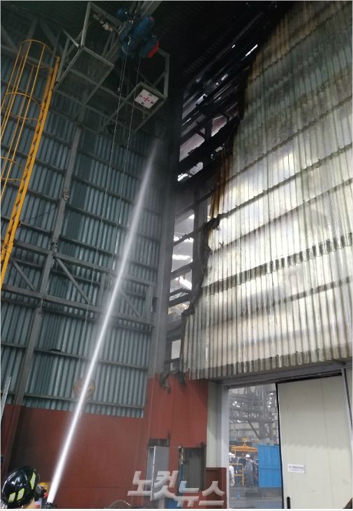 21일 오후 2시 31분쯤 울산 북구 한 자동차 부품 생산공장에서 불이나 소방대에 의해 15분만에 꺼졌다.(사진 = 울산소방본부 제공)