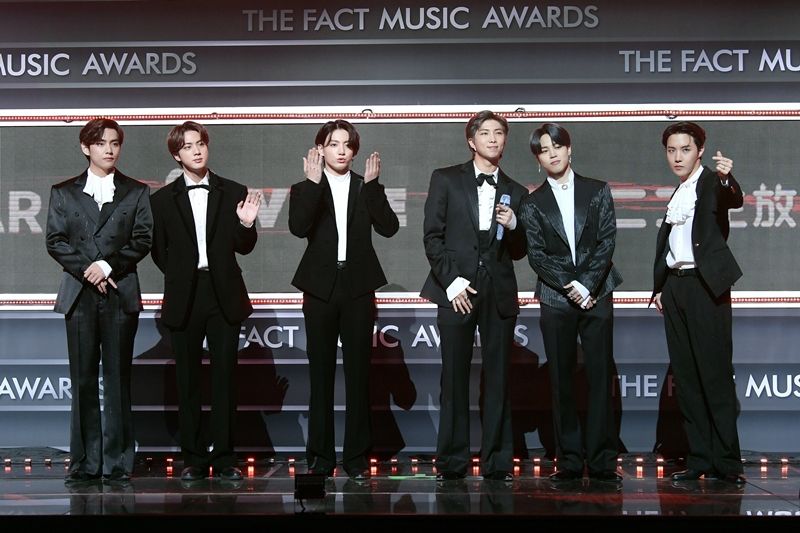 '2020 TMA' 대상을 포함해 총 4관왕을 기록한 그룹 방탄소년단. 왼쪽부터 뷔, 진, 정국, RM, 지민, 제이홉 (사진=더팩트 뮤직 어워즈 제공)