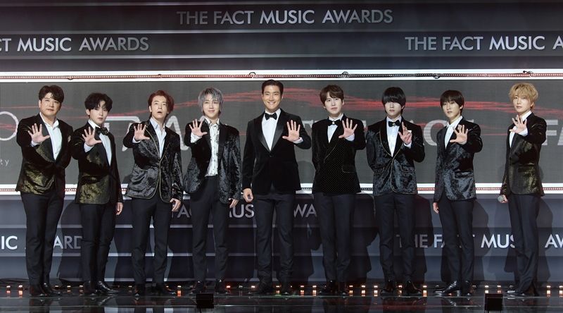 올해 15주년을 맞은 그룹 슈퍼주니어도 '올해의 아티스트'를 비롯해 4관왕을 기록했다. 왼쪽부터 신동, 려욱, 동해, 예성, 시원, 규현, 희철, 은혁, 이특 (사진=더팩트 뮤직 어워즈 제공)