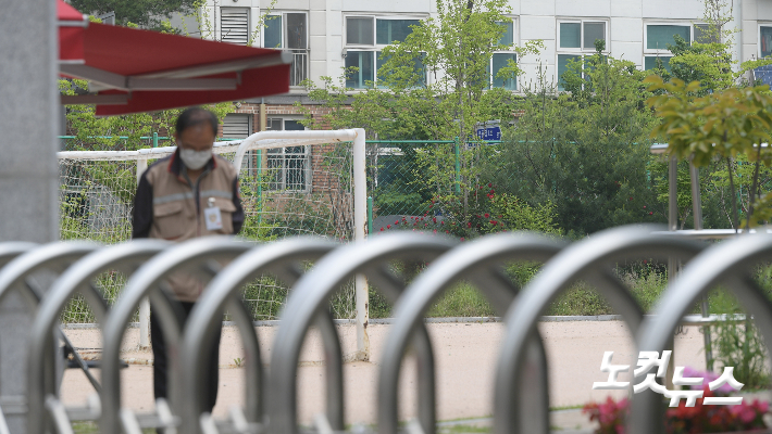문 닫힌 한 초등학교의 모습. 이한형 기자