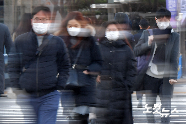 서울 광화문사거리에서 시민들이 옷깃을 여민 채 마스크를 쓰고 출근길을 재촉하고 있다. 박종민 기자