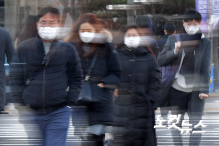 서울 광화문사거리에서 시민들이 옷깃을 여민 채 마스크를 쓰고 출근길을 재촉하고 있다. 박종민 기자