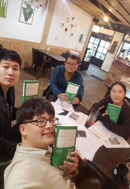 강릉하늘뜻푸른교회는 정기적으로 영화, 독서모임을 갖고 있다. 박종배 목사제공