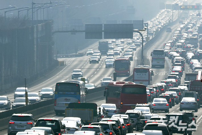 Some traffic jams on the Gwigyeong Expressway…  Busan-Seoul 4 hours 50 minutes