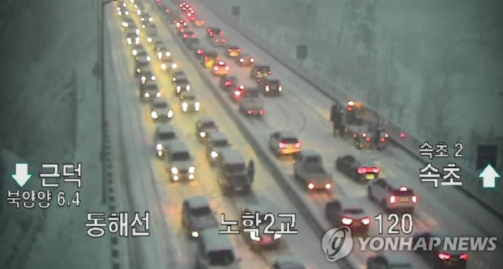 March surprise heavy snow…  Isolation of Donghae-Seoul-Yangyang Expressway for over 8 hours