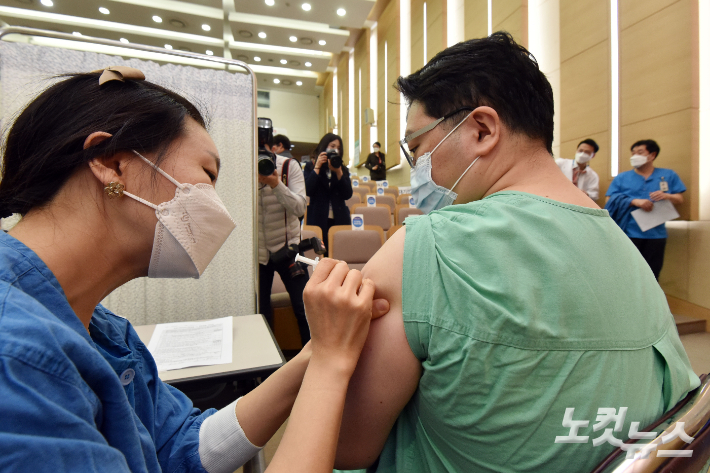 [뉴스업]정재훈 "AZ백신 고령 접종? 영국에서 효과 입증"