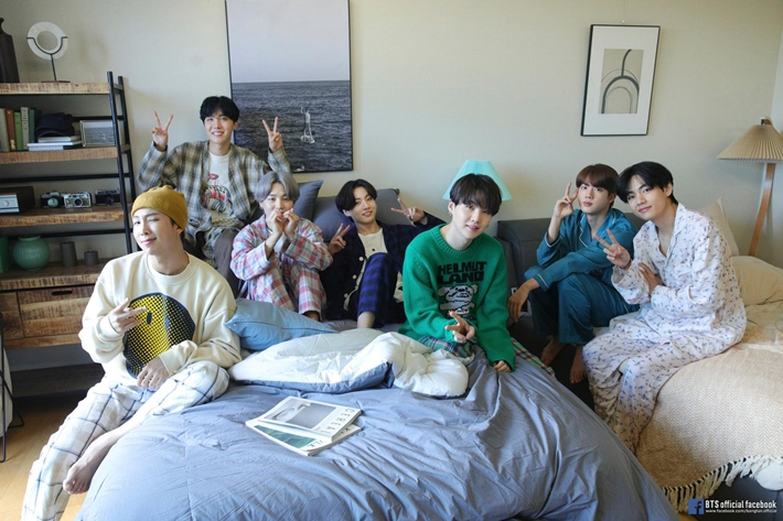 그룹 방탄소년단이 오는 17일 오후 3시부터 무료 온라인 콘서트 '방방콘 21'을 개최한다. 방탄소년단 공식 페이스북