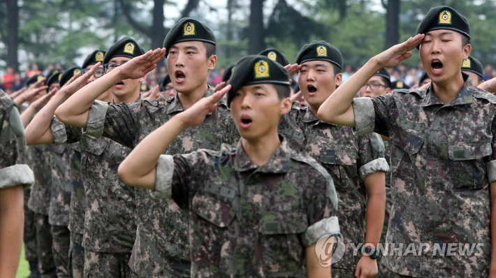 5주간의 기초군사훈련을 받고 충남 논산 훈련소를 퇴소하는 훈련병들이 경례를 하고 있다. 연합뉴스