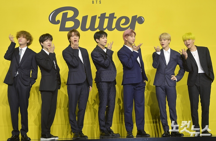 방탄소년단이 23일(현지 시간) 열린 '2021 빌보드 뮤직 어워드' 사전 시상에서 △톱 듀오/그룹 △톱 송 세일즈 아티스트 △톱 소셜 아티스트 3개 부문 상을 받았다. '톱 송 세일즈 아티스트' 상을 받은 건 이번이 처음이다. 박종민 기자