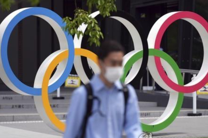 일본에서 한 시민이 도쿄올림픽 조형물 앞을 지나가고 있다. 연합뉴스