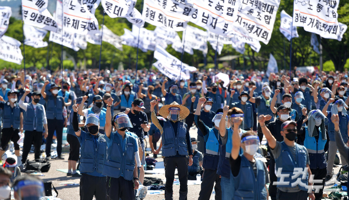 전국택배노동조합 조합원들이 16일 오전 서울 영등포구 여의도공원에서 과로사 대책 마련과 사회적 합의 이행을 촉구하는 1박 2일 노숙 투쟁을 하며 구호를 외치고 있다. 박종민 기자