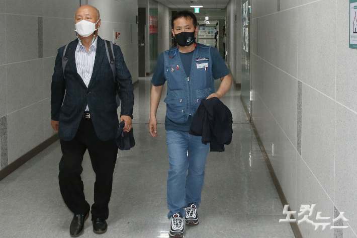 유성욱 택배노조 CJ대한통운본부장(오른쪽)이 16일 오후 국회 의원회관에서 열린 사회적 합의기구‘택배비 분과’ 회의에 참석하고 있다. 윤창원 기자
