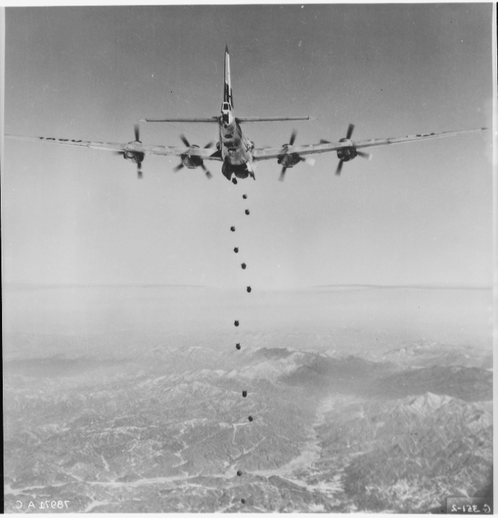 히로시마에 원자탄을 투하했던 B29폭격기에서 찍은 한국전쟁 사진. 미국 NARA(국립문서보관청)는 이 사진에 대해 "한국의 험준한 산악 지대에서 활동중인 적의 목표물에 무차별적으로 폭탄을 투하하면 거의 남아있는 것이 없다. 이 폭격기의 폭탄투하 사진은 극동공군 제19폭격대 B-29 슈퍼포트에서 이 부대의 150번째 전투 모습을 찍은 것이다. 19폭격대는 한국전 발발부터 비행했다"는 설명글을 달았다. 출처: 국립문서기록청(NARA)