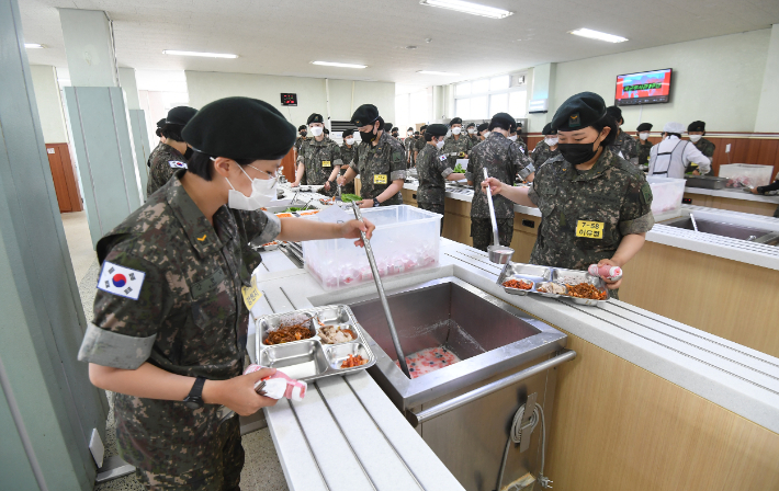 지난 1일 전북 익산의 육군부사관학교에서 부사관후보생들이 식사를 배식받고 있다. 국방일보 제공