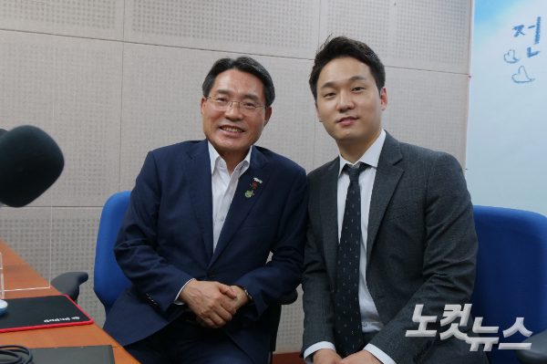 권오봉 여수시장(왼쪽)이 지난 1일 김유석 아나운서(오른쪽)가 진행하는 전남CBS <시사의 창>에 출연해 대담을 진행했다.박명신VJ