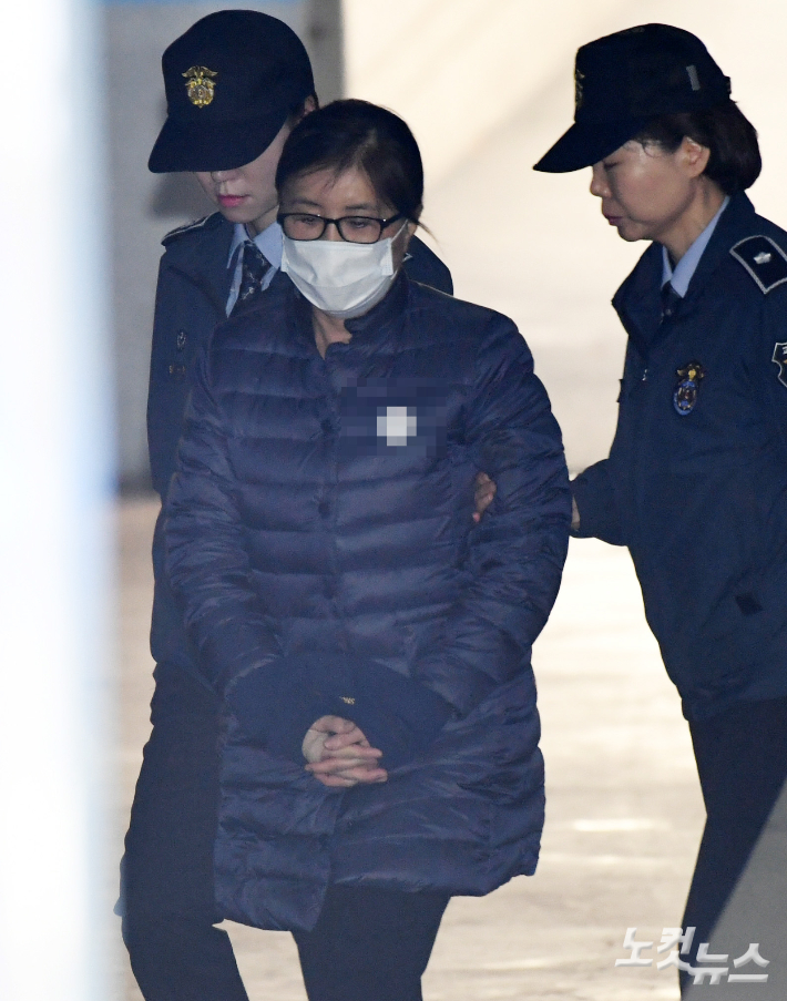 박근혜 전 대통령의 '비선 실세' 최순실 씨가 1심 결심 공판에 참석하기 위해 중앙지법에 들어서는 모습. 자료사진 이한형 기자