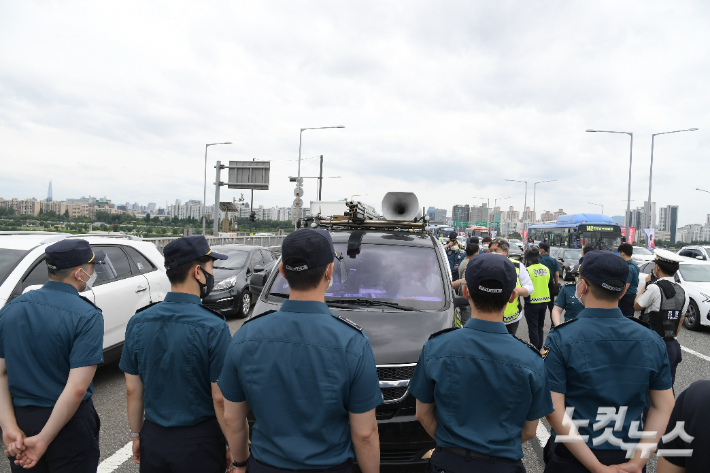 서울 용산구 한남대교 북단에 차려진 검문소에서 용산경찰서 관계자들이 집회차량에 대한 검문을 진행하는 모습. 이한형 기자