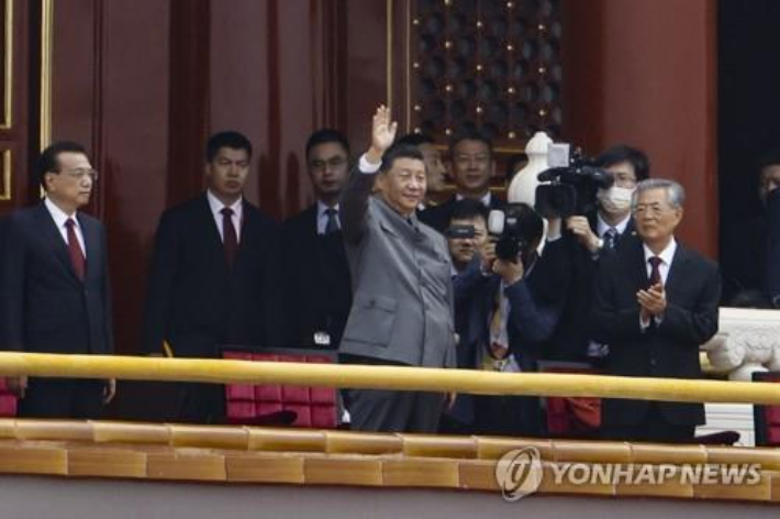 중국공산당 100주년 행사에서 손 흔드는 시진핑. 연합뉴스