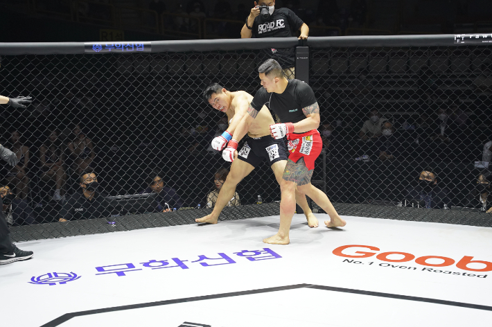 로드 FC 미들급 타이틀 전을 펼친 오일학(왼쪽)과 황인수. 로드 FC 제공