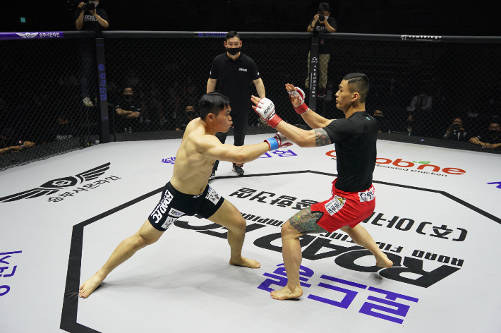 로드 FC 미들급 타이틀전을 펼치고 있는 오일학(왼쪽)과 황인수. 로드 FC 제공