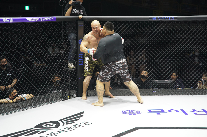 로드 FC 스페셜 매치에서 맞붙은 금광산(왼쪽)과 김재훈. 로드 FC 제공