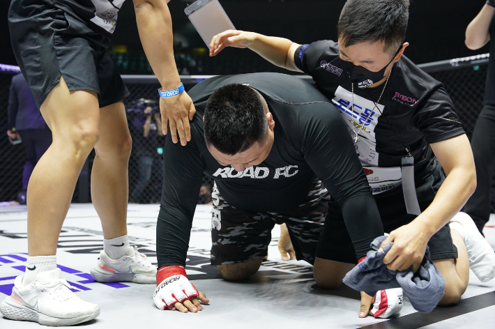 프로 데뷔 후 첫 승을 거둔 뒤 감격의 눈물을 흘리는 김재훈. 로드 FC 제공