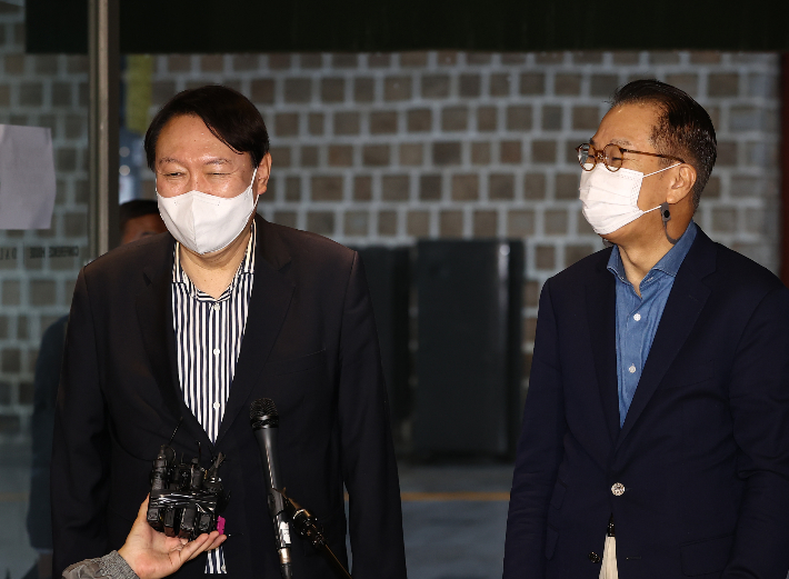 윤석열 전 검찰총장과 국민의힘 대외협력위원장인 권영세 의원이 7월 3일 오후 중구의 한 식당에서 만나 회동에 앞서 취재진의 질문에 답하고 있다. 연합뉴스