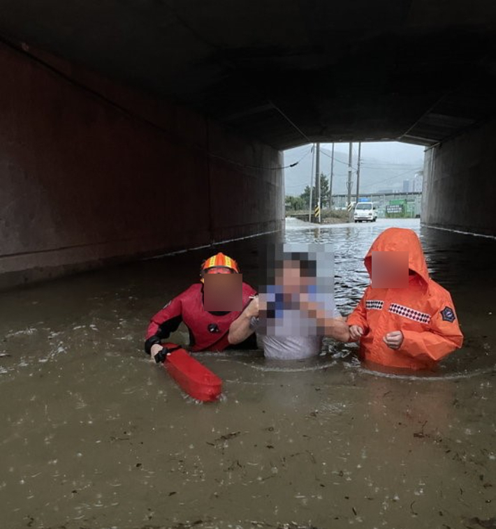 폭우가 쏟아진 6일 전남 순천 서면 압곡리의 한 지하차도에서 소방대원들이 사람을 구조하고 있다. 순천소방서 제공 