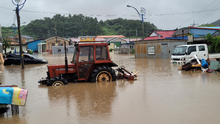 6일 오전 전남 진도군 진도읍 도로가 밤새 쏟아진 폭우로 침수돼 있다. 연합뉴스