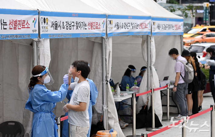 '찾아가는 선별진료소'에서 시민들이 코로나19 검사를 받기 위해 줄 서 있다. 이한형 기자