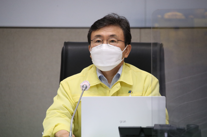 권덕철 중앙재난안전대책본부 1차장(보건복지부 장관)이 6일 정부서울청사 중앙재난안전상황실 서울상황센터에서 열린 코로나19 대응 중앙재난안전대책본부(중대본) 화상 회의에서 발언하고 있다. 연합뉴스