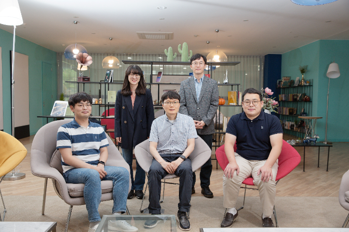 사진 왼쪽 위부터 시계방향으로 최영리 교수, 백웅기 센터장, 전유석 교수, 임영빈 교수, 문현곤 교수. UNIST 제공