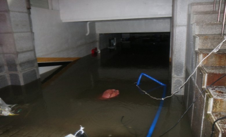 전북 익산시 창인동. 밤사이 104mm의 비가 내려 한 상가의 지하주차장이 잠겼다. 전북소방본부 제공